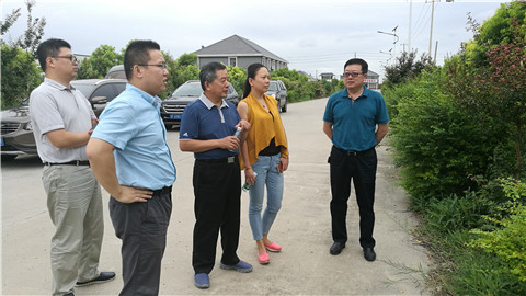 沈更生主任(右一),陈威涛书记(左二)陪同蔡家其先生(中)参观袁庄镇