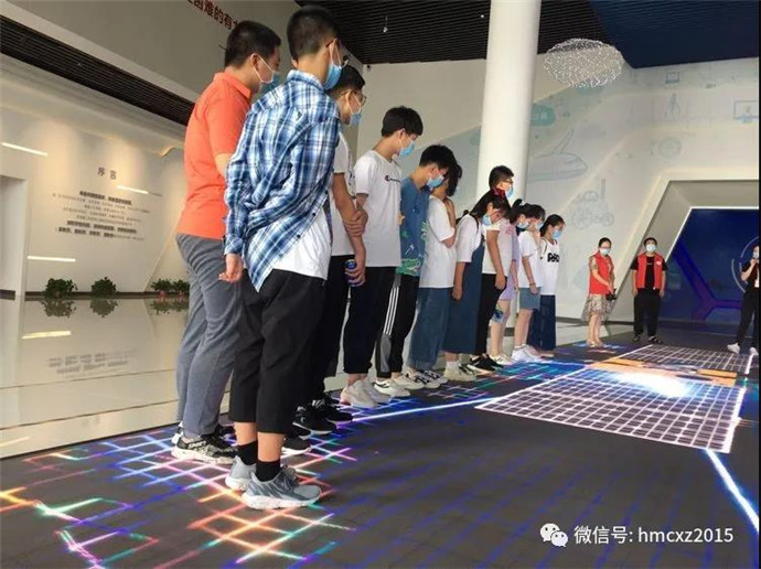大家还参观了海门科技馆,徜徉科学的海洋,感受科技的力量.